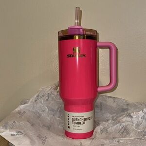 The Midnight Glitz Quencher H2.0 FlowState TM
NWT‎ Tumbler 40 OZ - Pink Parade